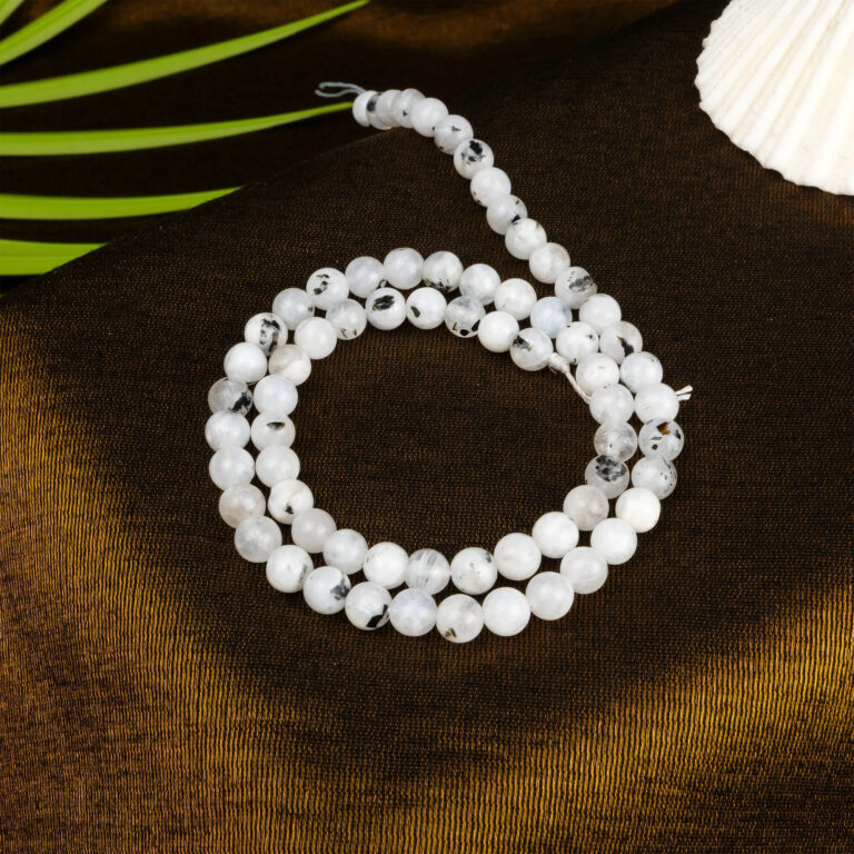 Hindistan Aytaşı doğal taş dizi 6 mm – beyaz ve mavi yansımalarıyla sezgi, huzur ve duygusal denge sağlayan toptan doğal taş dizi