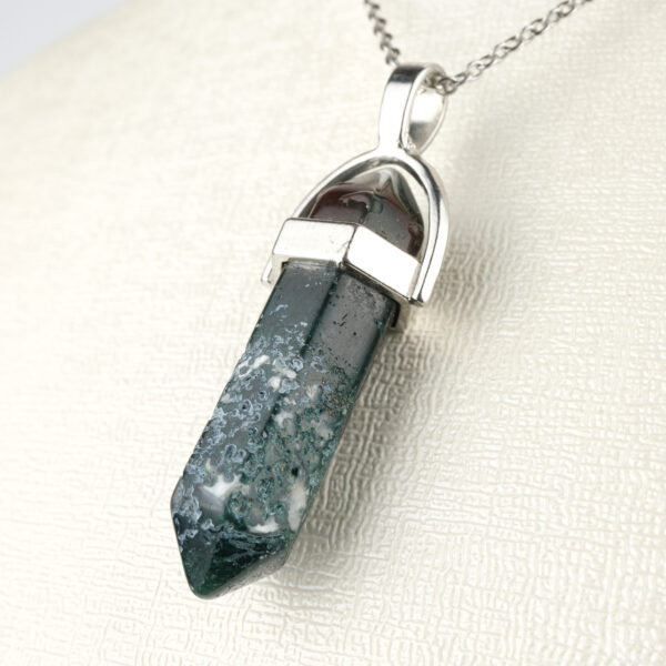 Hint Akik kolye – yeşil, kahve ve gri tonlarıyla doğanın dengesini taşır Hint Akik taşlı kolye – huzur ve topraklanma enerjisini yansıtan doğal taş takı Toptan doğal taş kolye – hint akikin koruyucu enerjisini hissedin Günlük kullanımda zarafet ve denge sunan hint akik kolye