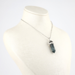 Hint Akik kolye – yeşil, kahve ve gri tonlarıyla doğanın dengesini taşır Hint Akik taşlı kolye – huzur ve topraklanma enerjisini yansıtan doğal taş takı Toptan doğal taş kolye – hint akikin koruyucu enerjisini hissedin Günlük kullanımda zarafet ve denge sunan hint akik kolye