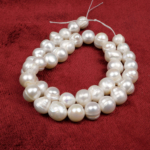 İnci doğal taş dizi 10 mm – sedefli beyaz tonlarıyla zarafet, huzur ve feminen enerjiyi yansıtan toptan doğal taş dizi