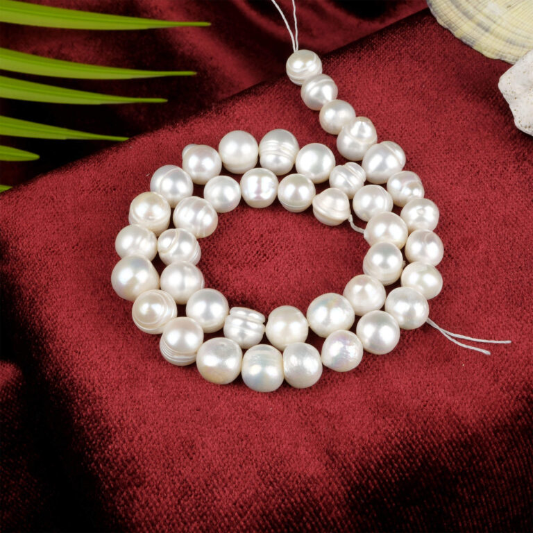 İnci doğal taş dizi 10 mm – sedefli beyaz tonlarıyla zarafet, huzur ve feminen enerjiyi yansıtan toptan doğal taş dizi