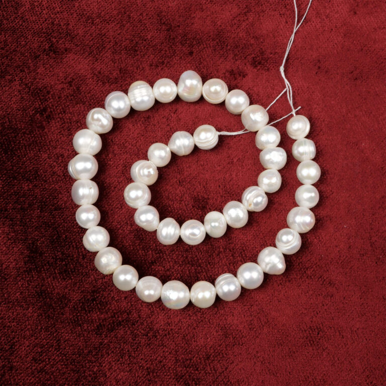 İnci doğal taş dizi 10 mm – sedefli beyaz tonlarıyla zarafet, huzur ve feminen enerjiyi yansıtan toptan doğal taş dizi