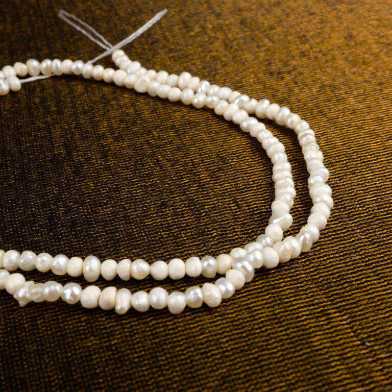 İnci doğal taş dizi 2 mm – zarif beyaz tonlarıyla minimal takı tasarımlarında şıklık, huzur ve duygusal denge sağlayan toptan doğal taş dizi