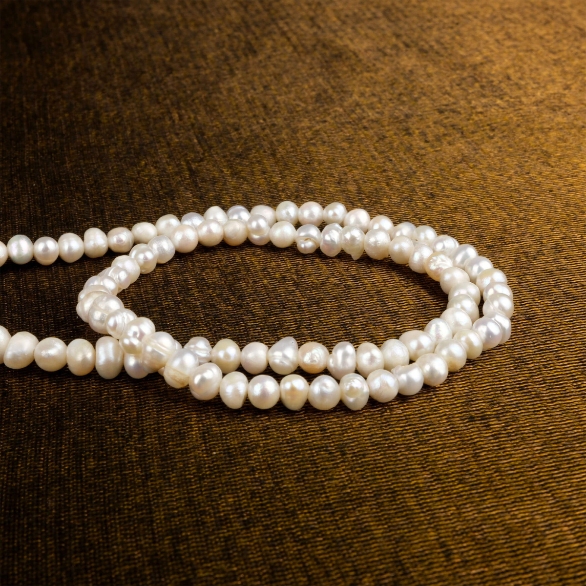 İnci doğal taş dizi 2 mm – zarif beyaz tonlarıyla saflık, sevgi ve ruhsal denge enerjisi sunan toptan doğal taş dizi