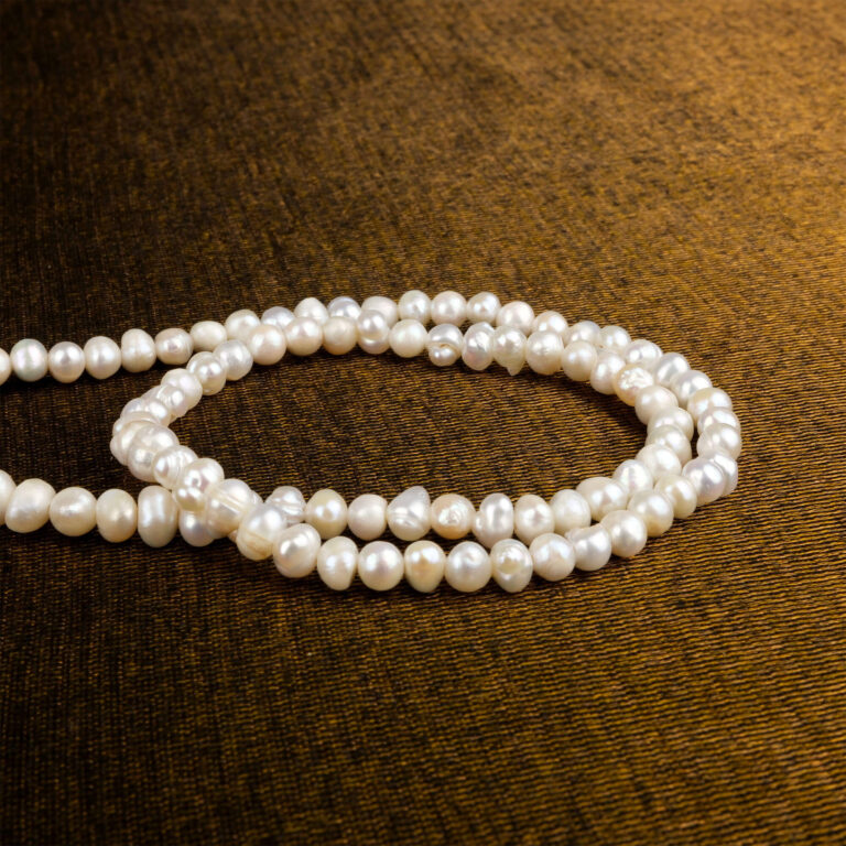 İnci doğal taş dizi 2 mm – zarif beyaz tonlarıyla saflık, sevgi ve ruhsal denge enerjisi sunan toptan doğal taş dizi