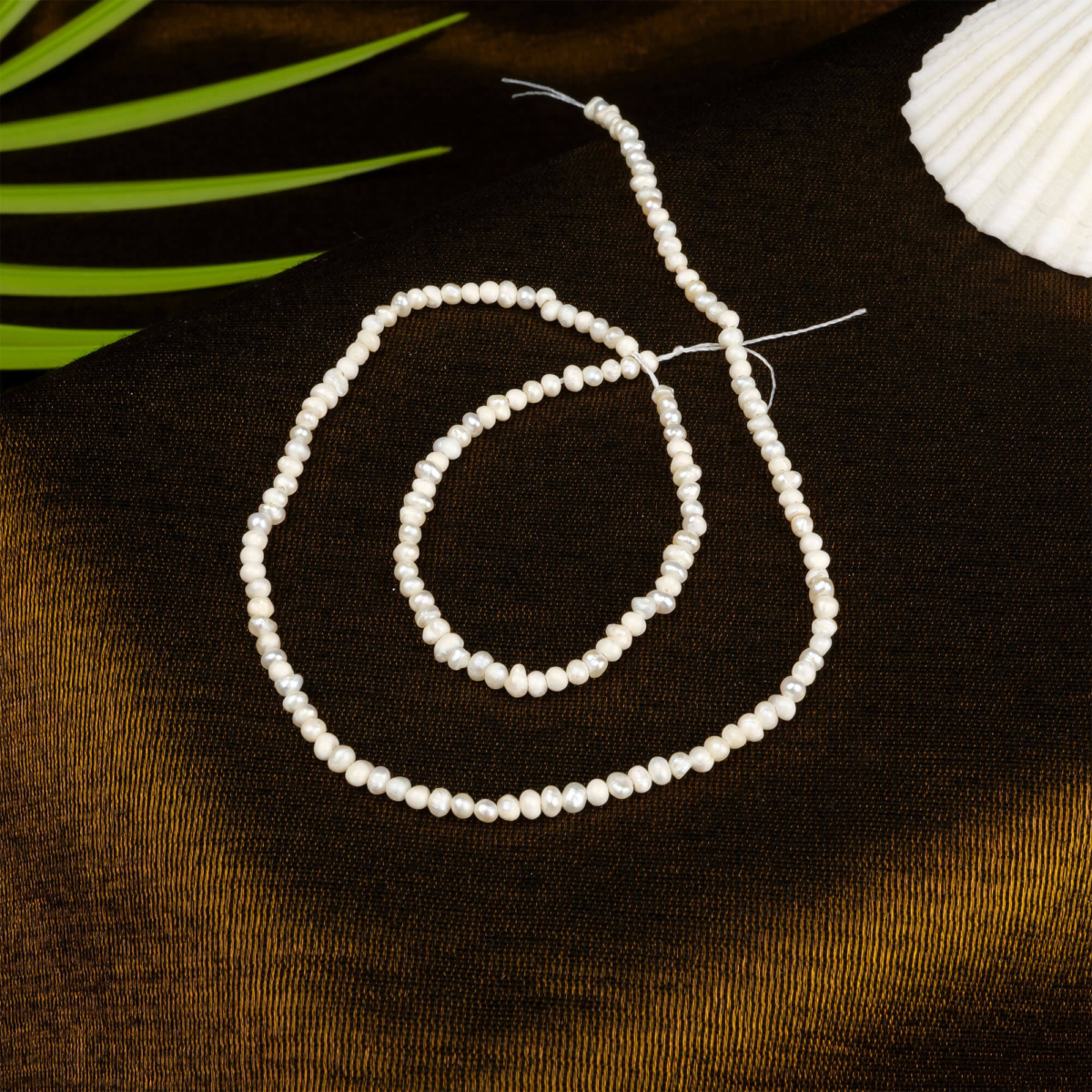 İnci doğal taş dizi 2 mm – zarif beyaz tonlarıyla minimal takı tasarımlarında şıklık, huzur ve duygusal denge sağlayan toptan doğal taş dizi