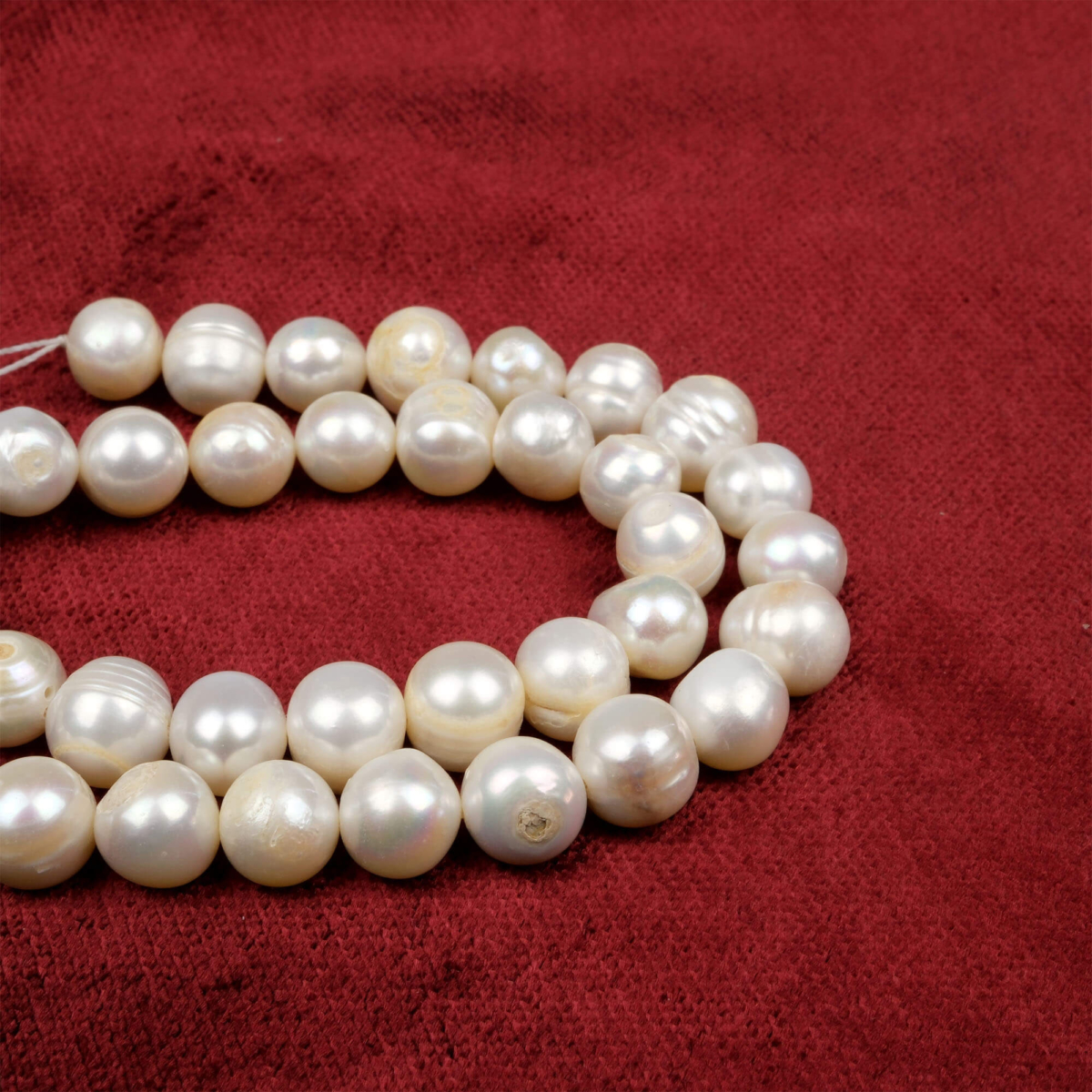 İnci doğal taş dizi 9 mm – parlak beyaz ve krem tonlarıyla zarafet, arınma ve iç huzur sağlayan toptan doğal taş dizi