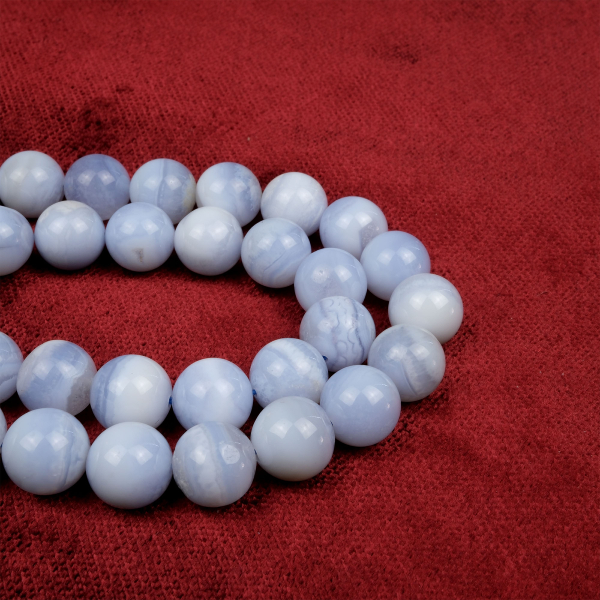 Kalsedon doğal taş dizi 10 mm – mavi-gri tonlarıyla huzur, iletişim ve ruhsal denge sağlayan toptan doğal taş dizi