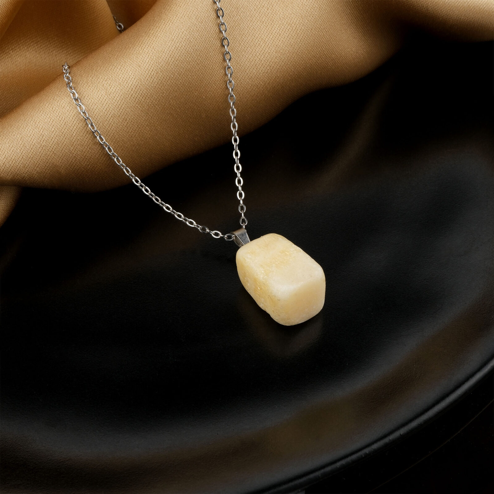 Kalsit kolye – enerjiyi arındıran ve dengeleyen zarif doğal taş takı Kalsit taşlı kolye – berraklığı ve iç huzuru destekleyen şifalı taş Toptan doğal taş kolye – kalsitin arındırıcı enerjisini hissedin Günlük kullanımda sakinlik ve zarafet sunan kalsit kolye