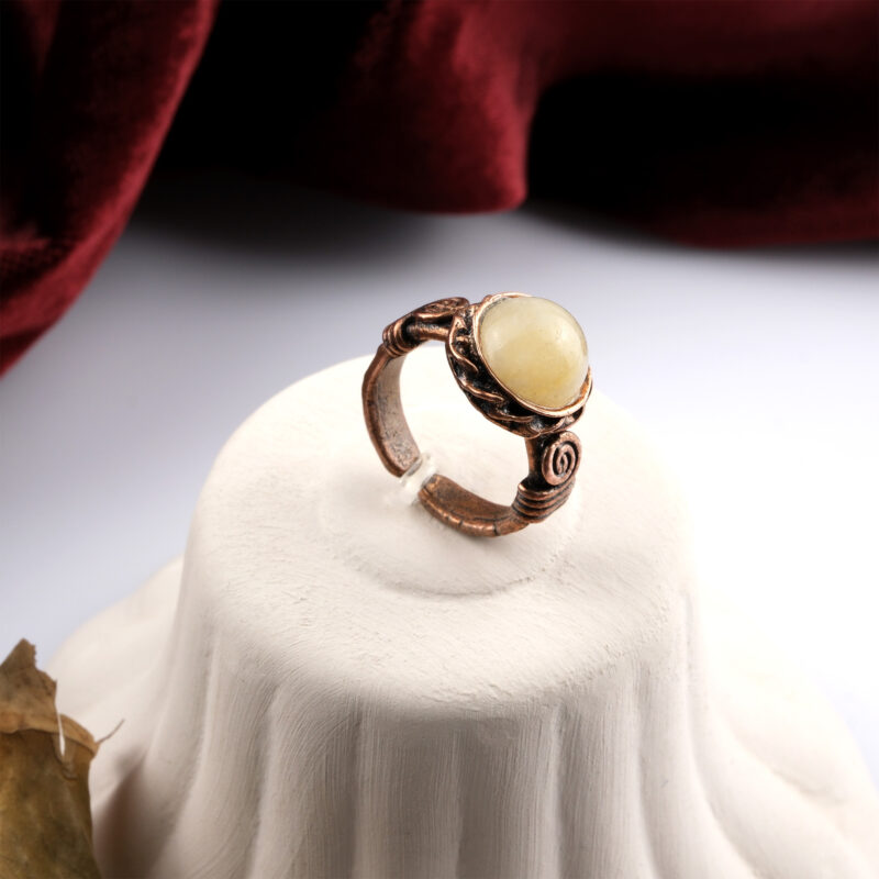 Kalsit doğal taş yüzük – canlı renkleriyle enerji ve dengeyi bir araya getirir Bakır kalsit yüzük – pozitif frekansları destekleyen zarif doğal taş takı Kalsit yüzük – zihinsel berraklık ve motivasyon enerjisini taşır Toptan doğal taş yüzük – estetik ve ruhsal enerjiyi buluşturan özgün tasarım