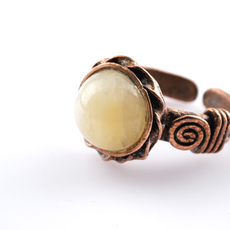 Kalsit doğal taş yüzük – canlı renkleriyle enerji ve dengeyi bir araya getirir Bakır kalsit yüzük – pozitif frekansları destekleyen zarif doğal taş takı Kalsit yüzük – zihinsel berraklık ve motivasyon enerjisini taşır Toptan doğal taş yüzük – estetik ve ruhsal enerjiyi buluşturan özgün tasarım