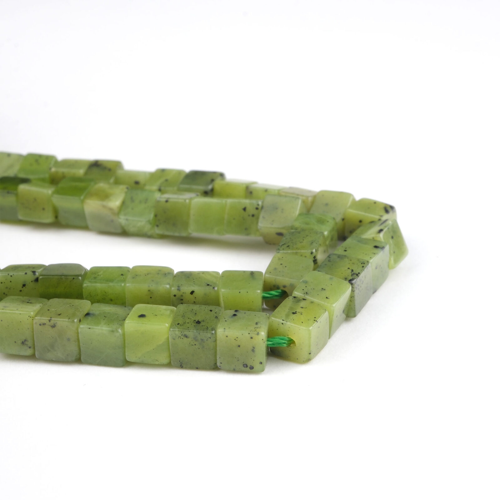 Kanada Yeşimi küp modeli doğal taş dizi 4 mm – yeşilin huzurlu tonlarıyla denge, bolluk ve doğallık sağlayan toptan doğal taş dizi