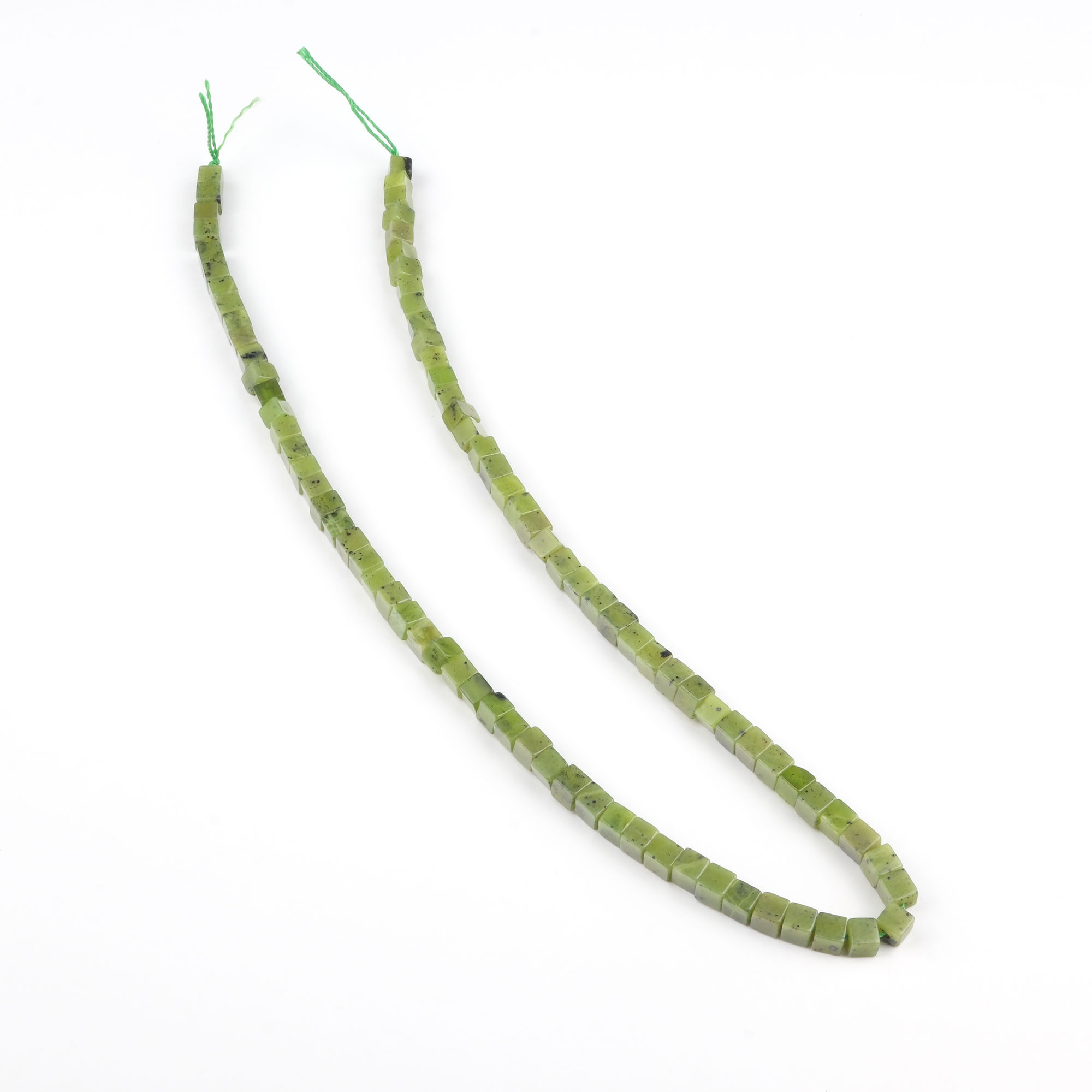 kanada-yesimi-kup-modeli-dizi-dogal-tas-dizi-4mm-safir-tas-evi (3) Kanada Yeşimi küp modeli doğal taş dizi 4 mm – yeşilin huzurlu tonlarıyla denge, bolluk ve doğallık sağlayan toptan doğal taş dizi