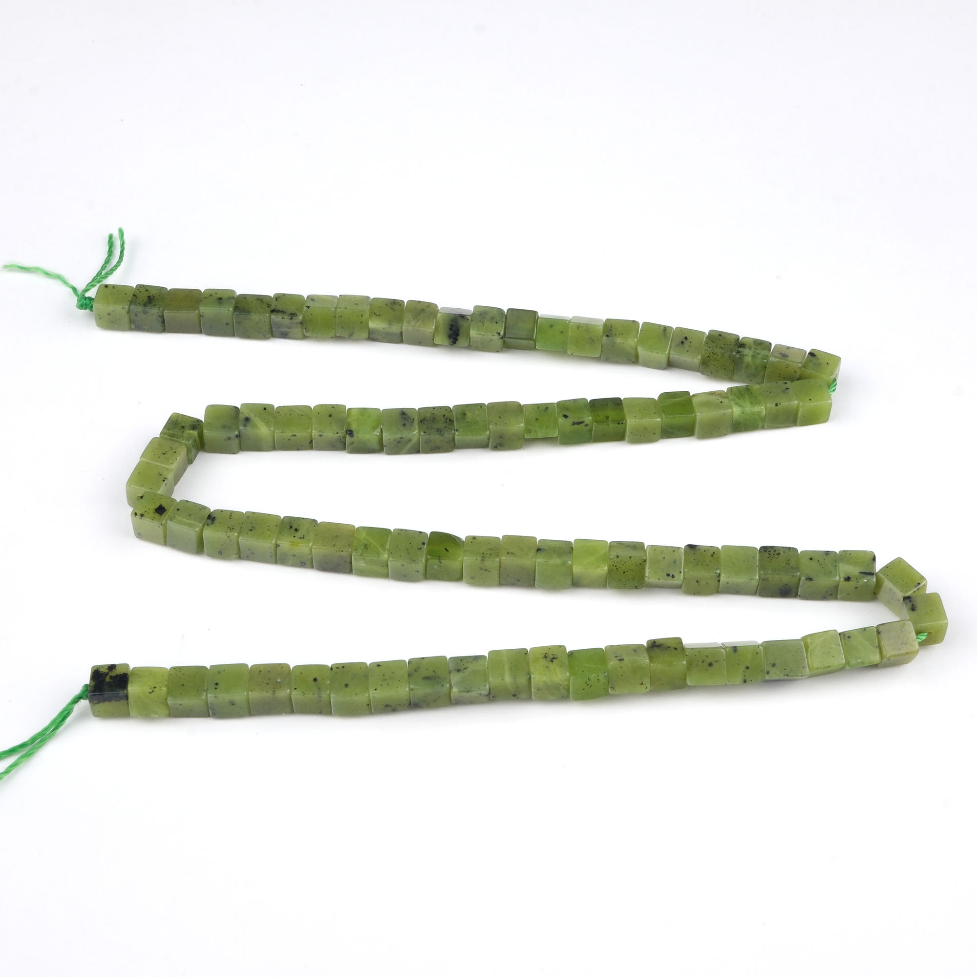 kanada-yesimi-kup-modeli-dizi-dogal-tas-dizi-4mm-safir-tas-evi (4) Kanada Yeşimi küp modeli doğal taş dizi 4 mm – yeşilin huzurlu tonlarıyla denge, bolluk ve doğallık sağlayan toptan doğal taş dizi