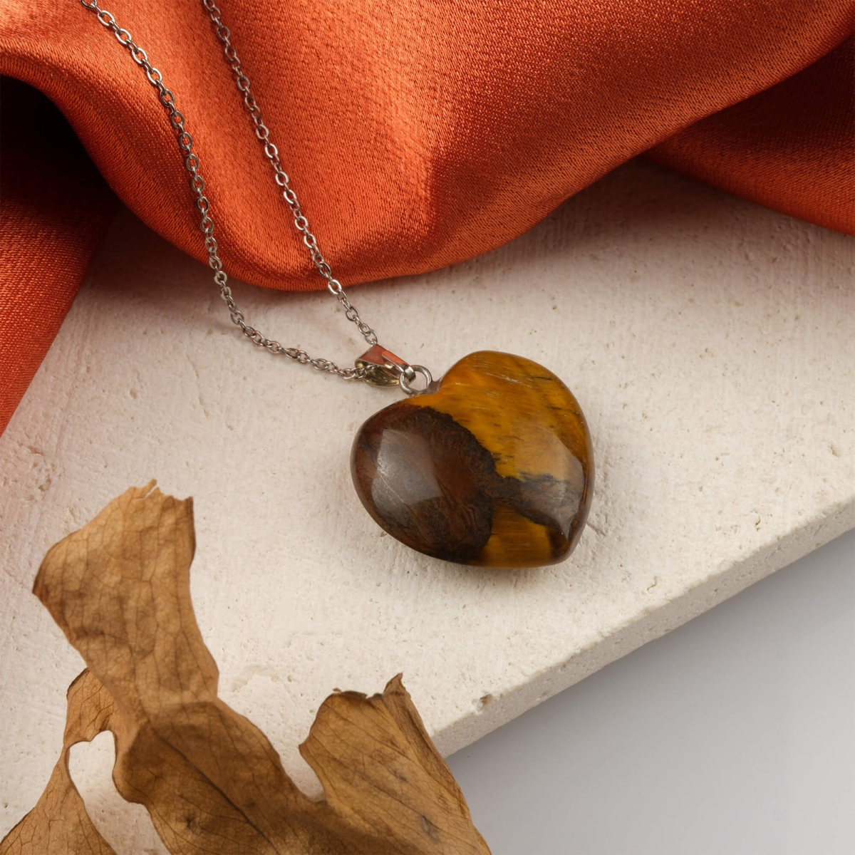 Kaplangözü kalp kolye – cesaret ve sevgi enerjisini kalp formunda taşır Kalp model kaplangözü kolye – altın kahve tonlarıyla güç ve zarafeti birleştirir Toptan doğal taş kolye – kaplangözünün koruyucu frekansını hissedin Günlük kullanımda sevgi ve denge sunan kaplangözü kalp kolye