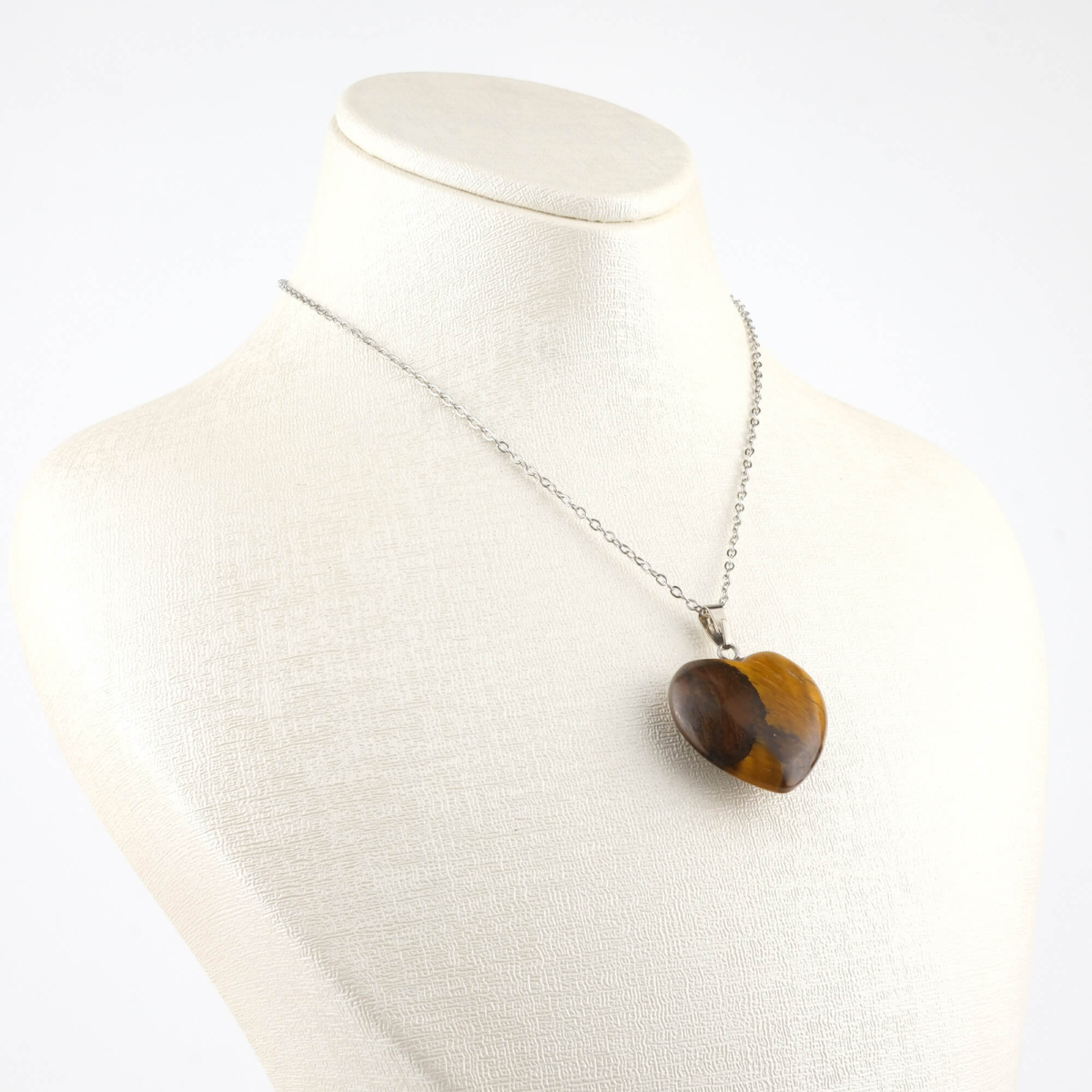 Kaplangözü kalp kolye – cesaret ve sevgi enerjisini kalp formunda taşır Kalp model kaplangözü kolye – altın kahve tonlarıyla güç ve zarafeti birleştirir Toptan doğal taş kolye – kaplangözünün koruyucu frekansını hissedin Günlük kullanımda sevgi ve denge sunan kaplangözü kalp kolye