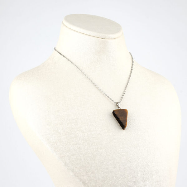 Kaplangözü üçgen kolye – gücü, cesareti ve dengeyi temsil eden doğal taş takı Üçgen model kaplangözü kolye – odaklanma ve koruma enerjisini yansıtır Toptan doğal taş kolye – kaplangözünün güçlü frekansını hissedin Günlük kullanımda zarafet ve kararlılığı birleştiren kaplangözü üçgen kolye