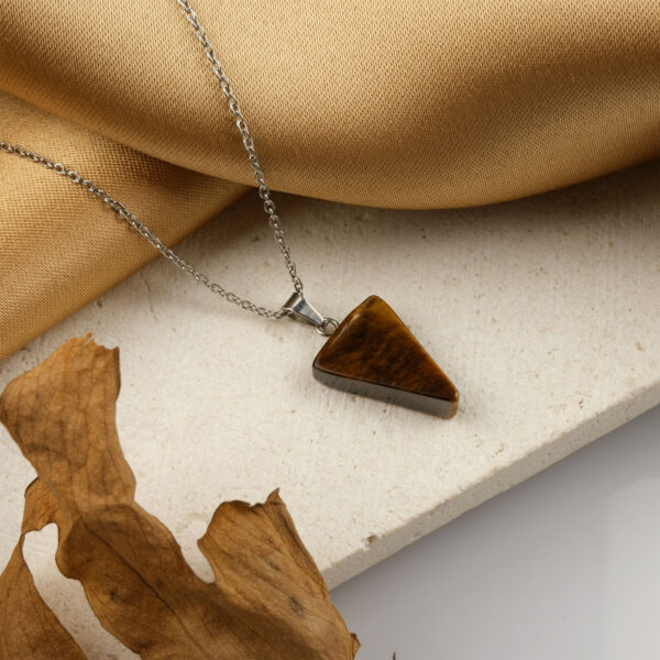 Kaplangözü üçgen kolye – gücü, cesareti ve dengeyi temsil eden doğal taş takı Üçgen model kaplangözü kolye – odaklanma ve koruma enerjisini yansıtır Toptan doğal taş kolye – kaplangözünün güçlü frekansını hissedin Günlük kullanımda zarafet ve kararlılığı birleştiren kaplangözü üçgen kolye