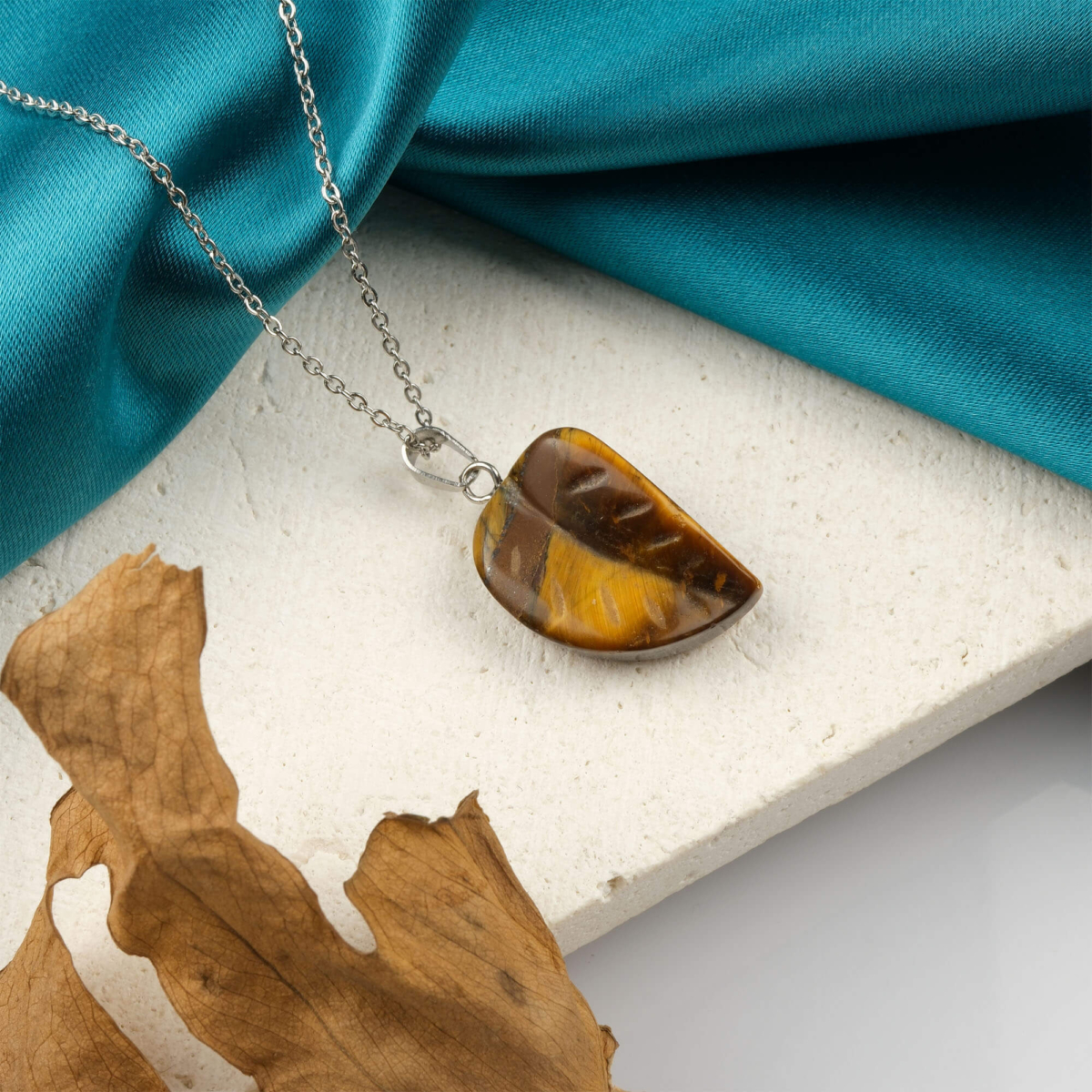 Kaplangözü yaprak kolye – doğanın zarafetini ve cesaret enerjisini buluşturan doğal taş takı Yaprak model kaplangözü kolye – denge ve koruma enerjisini taşıyan zarif takı Toptan doğal taş kolye – kaplangözünün güçlü frekansını hissedin Günlük kullanımda doğallık ve enerjiyi birleştiren kaplangözü yaprak kolye