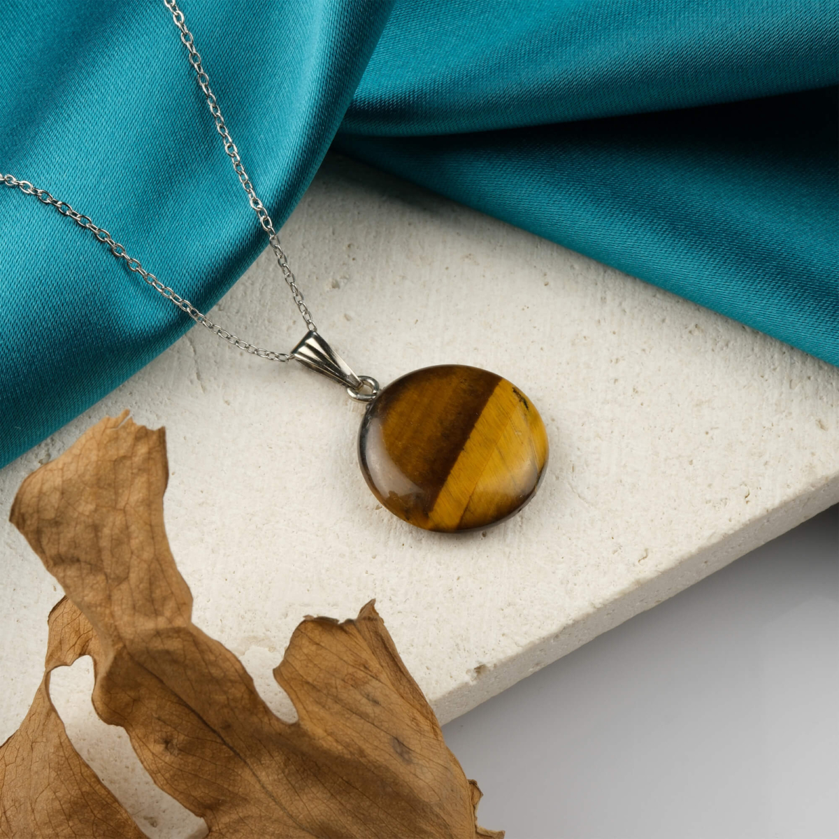 Kaplangözü yuvarlak kolye – denge ve cesaret enerjisini taşıyan doğal taş takı Yuvarlak model kaplangözü kolye – altın kahve tonlarıyla zarafeti yansıtır Toptan doğal taş kolye – kaplangözünün koruyucu enerjisini hissedin Günlük kullanımda güçlü ve estetik görünüm sunan kaplangözü yuvarlak kolye