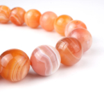Karnelyan Akik doğal taş dizi 14 mm – turuncu, kırmızı ve kahverengi tonlarıyla canlılık, cesaret ve enerji sağlayan toptan doğal taş dizi