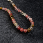 Karpuz Kuvars doğal taş dizi – toptan doğal taş dizi, pembe ve yeşil renk geçişleriyle sevgi, huzur ve denge enerjisi yayan taş.