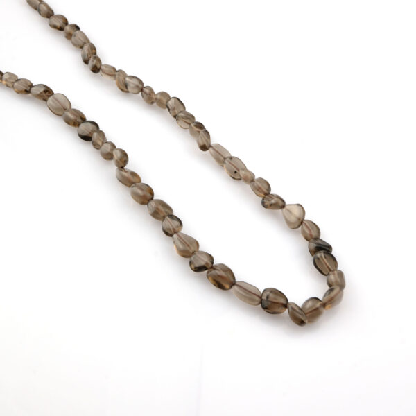 Dumanlı kuvars taşı, kahverengi ve gri tonlarıyla dikkat çeken, denge ve koruma enerjisi taşıyan toptan doğal taş dizi olarak takı tasarımlarında sıkça tercih edilir.