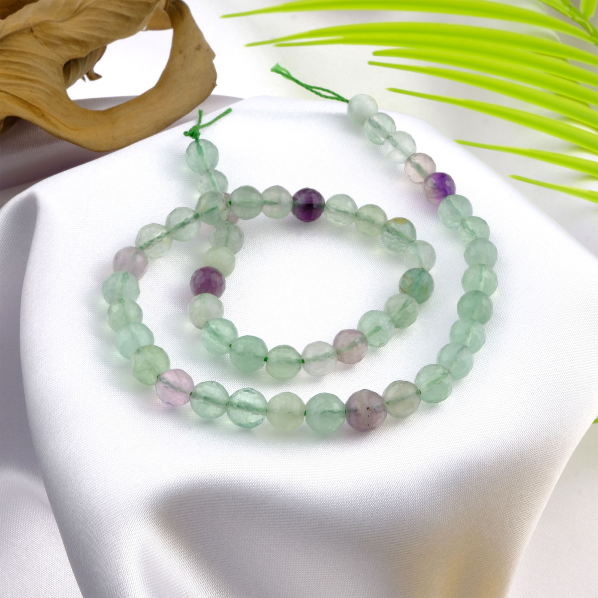 Kesimli Florit doğal taş dizi – toptan doğal taş dizi, mor, yeşil ve şeffaf tonlarıyla zihinsel netlik ve denge sağlayan şifalı taş.