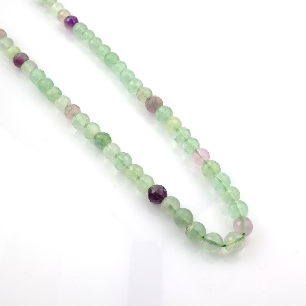 Kesimli Florit doğal taş dizi – toptan doğal taş dizi, mor, yeşil ve şeffaf tonlarıyla zihinsel netlik ve denge sağlayan şifalı taş.
