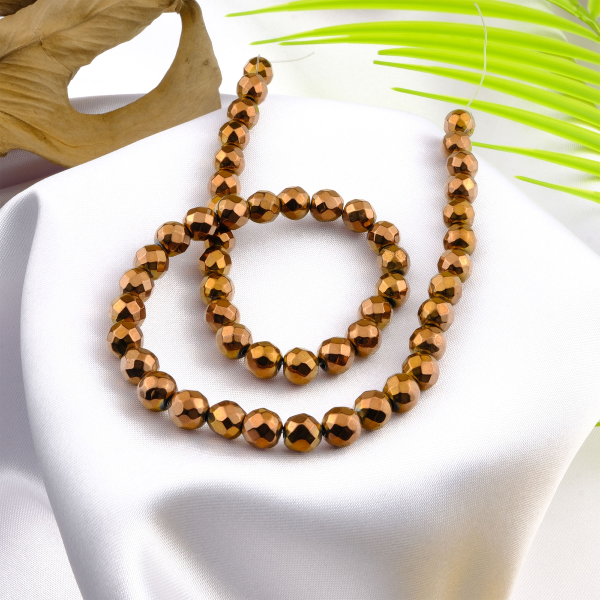 Kesimli Hematit doğal taş dizi – toptan doğal taş dizi, metalik gri parlaklığı ve kesimli yüzeyiyle enerji dengeleyici ve şık takı tasarımları için idealdir.