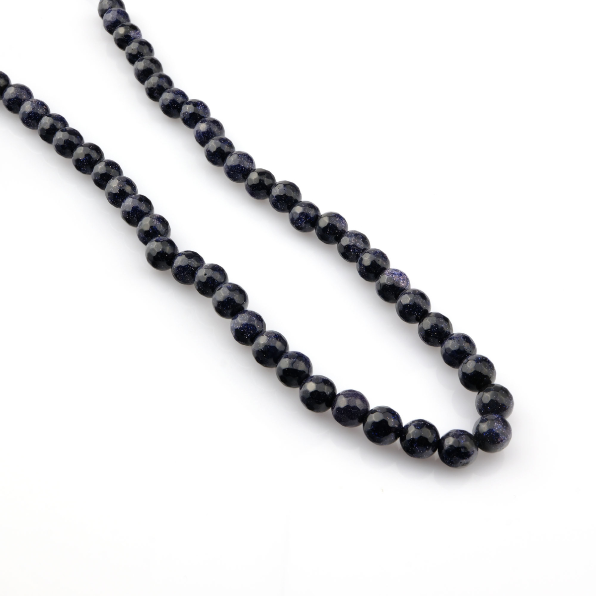 Kesimli Yıldız Taşı doğal taş dizi – toptan doğal taş dizi, gece gökyüzünü andıran ışıltısıyla denge ve ilham enerjisi sunar.