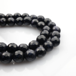 Kesimli Yıldız Taşı doğal taş dizi – toptan doğal taş dizi, gece gökyüzünü andıran ışıltısıyla denge ve ilham enerjisi sunar.