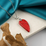 Kırmızı Havlit kolye – sakinlik ve duygusal dengeyi koruyan doğal taş takı Havlit taşlı kolye – kırmızının enerjisiyle tutku ve özgüveni artırır Toptan doğal taş kolye – kırmızı havlitin pozitif frekansını hissedin Günlük kullanımda zarafet ve enerji sunan kırmızı havlit kolye