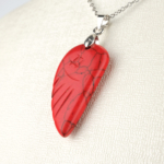 Kırmızı Havlit kolye – sakinlik ve duygusal dengeyi koruyan doğal taş takı Havlit taşlı kolye – kırmızının enerjisiyle tutku ve özgüveni artırır Toptan doğal taş kolye – kırmızı havlitin pozitif frekansını hissedin Günlük kullanımda zarafet ve enerji sunan kırmızı havlit kolye