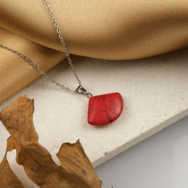 Kırmızı Havlit kolye – enerjiyi, tutkuyu ve sakinliği bir araya getiren doğal taş takı Havlit taşlı kolye – duygusal denge ve pozitif enerji sağlayan zarif takı Toptan doğal taş kolye – kırmızı havlitin enerjisini hissedin