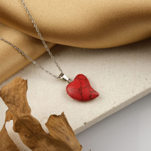 Kırmızı Havlit kolye – enerjiyi, huzuru ve zarafeti bir araya getiren doğal taş takı Havlit taşlı kolye – kırmızının enerjisiyle duygusal dengeyi korur Toptan doğal taş kolye – kırmızı havlitin pozitif frekansını hissedin