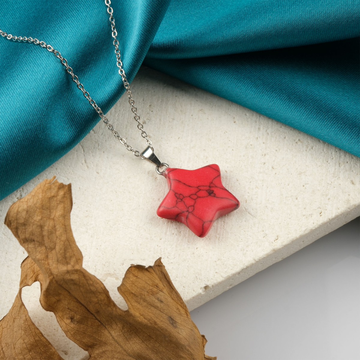 Kırmızı Havlit yıldız kolye – tutku ve dengeyi bir araya getiren doğal taş takı Yıldız model kırmızı havlit kolye – enerjik ve zarif görünüm sunan doğal taş takı Toptan doğal taş kolye – kırmızı havlitin pozitif frekansını hissedin