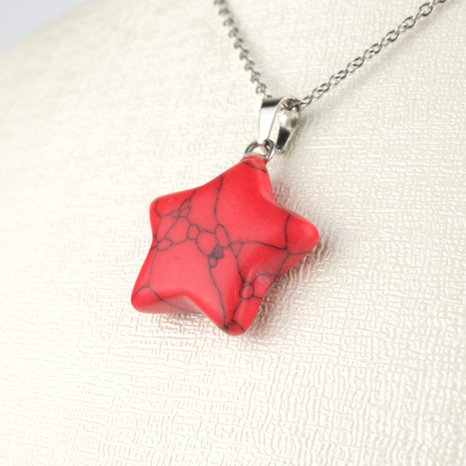 Kırmızı Havlit yıldız kolye – tutku ve dengeyi bir araya getiren doğal taş takı Yıldız model kırmızı havlit kolye – enerjik ve zarif görünüm sunan doğal taş takı Toptan doğal taş kolye – kırmızı havlitin pozitif frekansını hissedin