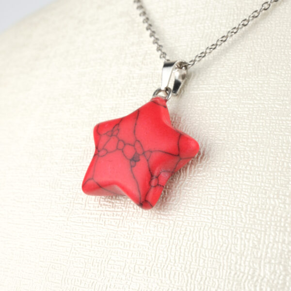 Kırmızı Havlit yıldız kolye – tutku ve dengeyi bir araya getiren doğal taş takı Yıldız model kırmızı havlit kolye – enerjik ve zarif görünüm sunan doğal taş takı Toptan doğal taş kolye – kırmızı havlitin pozitif frekansını hissedin