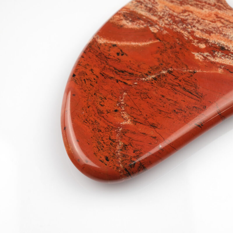 Kırmızı jasper gua sha – yüz şekillendirme ve dengeleyici enerji etkisiyle cilt bakımı