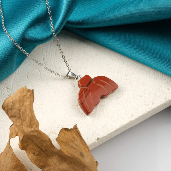 Kırmızı Jasper kolye – gücü, kararlılığı ve dengeyi temsil eden doğal taş takı Jasper taşlı kolye – canlı kırmızı enerjisiyle cesaret ve dayanıklılık sağlar Toptan doğal taş kolye – kırmızı jasperın topraklayıcı frekansını hissedin Günlük kullanımda zarafet ve içsel güç sunan kırmızı jasper kolye