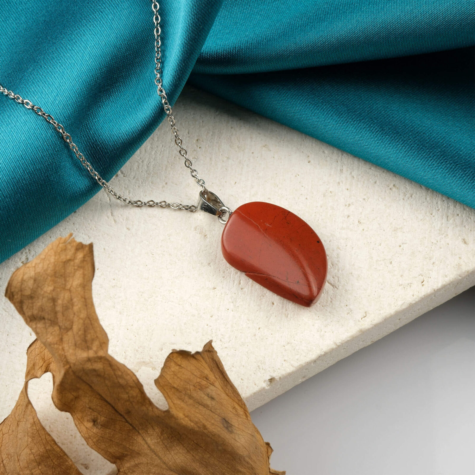 Kırmızı Jasper kolye – canlı kırmızı enerjisiyle güç ve denge sağlayan doğal taş takı Jasper taşlı kolye – cesaret ve dayanıklılığı artıran kırmızı doğal taş takı Toptan doğal taş kolye – kırmızı jasperın topraklayıcı enerjisini hissedin Günlük kullanımda güven ve zarafet sunan kırmızı jasper kolye
