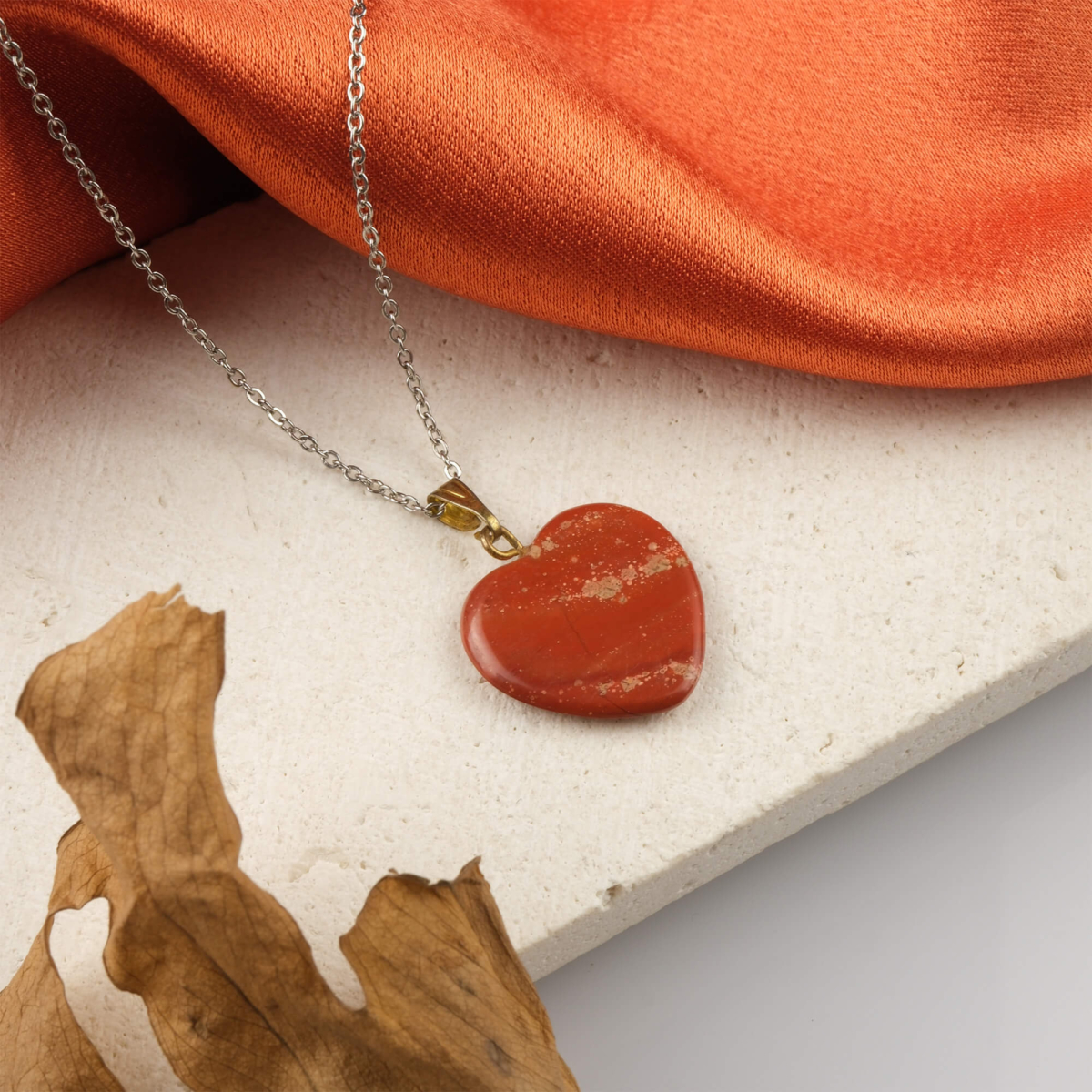 Kırmızı Jasper kalp kolye – sevgi, denge ve cesaret enerjisini bir araya getirir Kalp model kırmızı jasper kolye – güçlü enerjisiyle huzur ve kararlılık sağlar Toptan doğal taş kolye – kırmızı jasperın koruyucu frekansını hissedin Günlük kullanımda sevgi ve dengeyi temsil eden kırmızı jasper kalp kolye