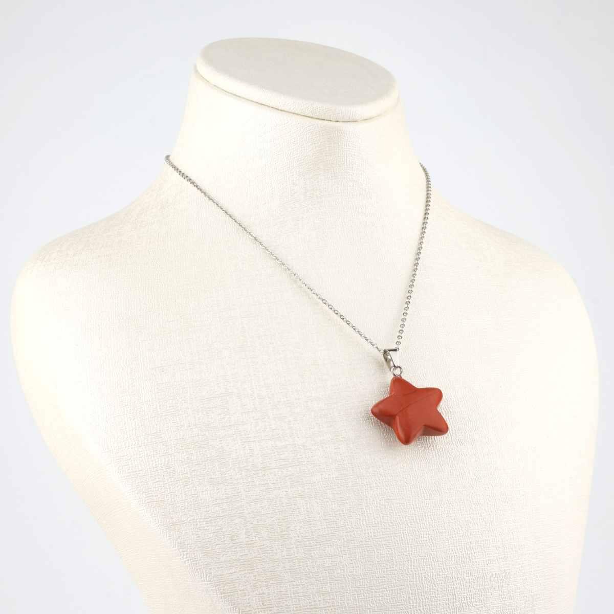 Kırmızı Jasper yıldız kolye – cesaret ve canlılık enerjisini temsil eden doğal taş takı Yıldız model kırmızı jasper kolye – gücü ve kararlılığı sembolize eder Toptan doğal taş kolye – kırmızı jasperın pozitif enerjisini hissedin Günlük kullanımda denge ve zarafet sunan kırmızı jasper yıldız kolye