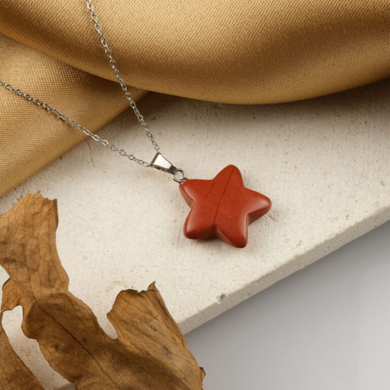 Kırmızı Jasper yıldız kolye – cesaret ve canlılık enerjisini temsil eden doğal taş takı Yıldız model kırmızı jasper kolye – gücü ve kararlılığı sembolize eder Toptan doğal taş kolye – kırmızı jasperın pozitif enerjisini hissedin Günlük kullanımda denge ve zarafet sunan kırmızı jasper yıldız kolye