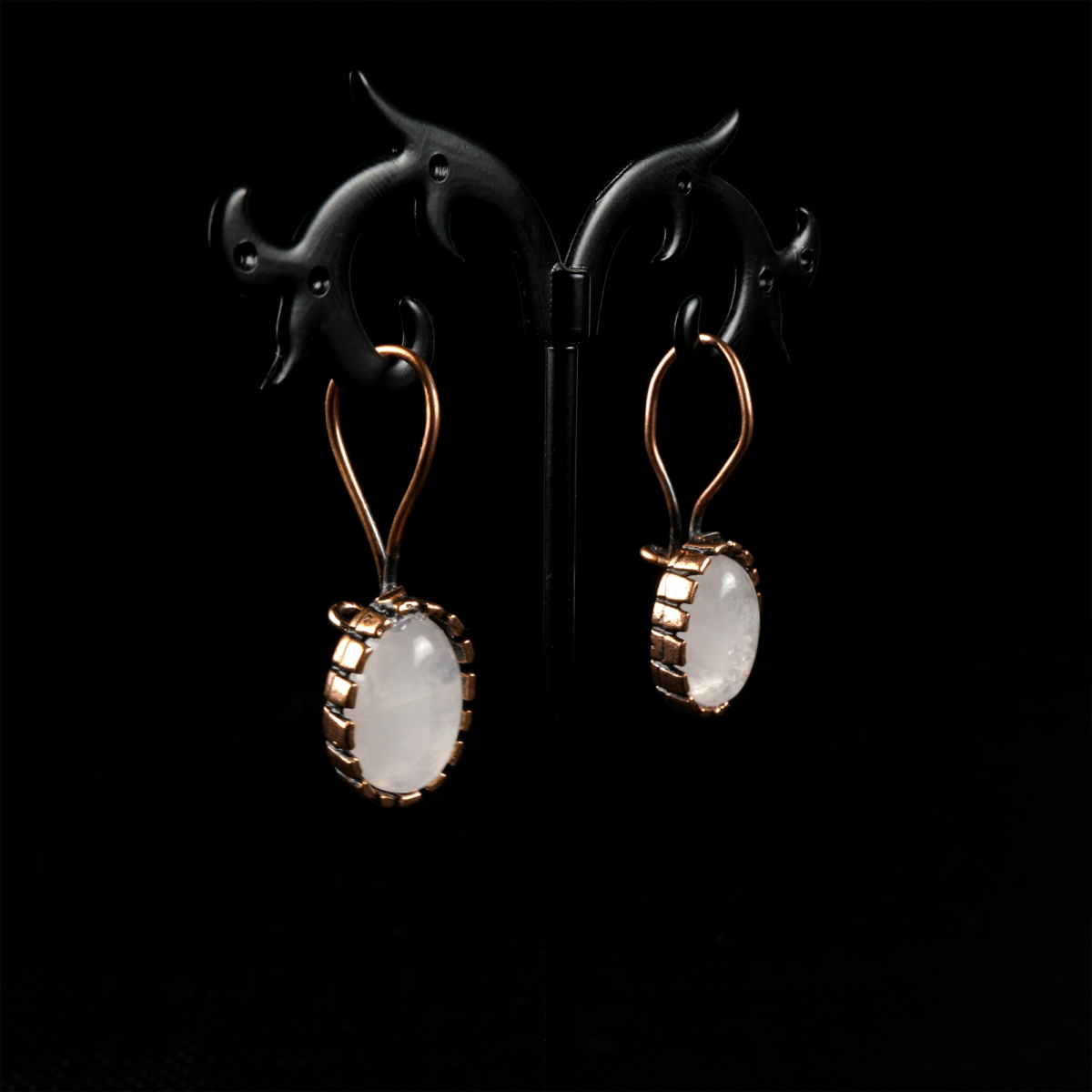 Toptan satışa uygun kristal kuvars küpeler – enerjiyi arındıran zarif model