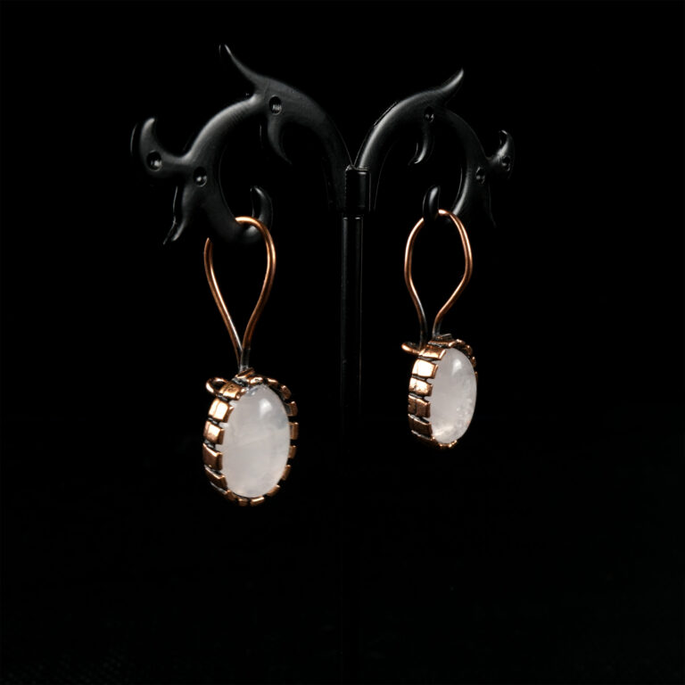 Toptan satışa uygun kristal kuvars küpeler – enerjiyi arındıran zarif model