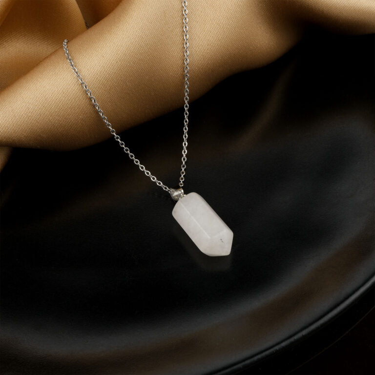 Kristal Kuvars doğal taş kolye – berrak enerjisiyle saf bir zarafet sunar Şeffaf kristal kuvars kolye – ruhsal dengeyi ve huzuru destekleyen doğal taş takı Zarif tasarımlı kristal kuvars kolye – ışığı yansıtan enerji taşı Toptan doğal taş kolye – estetik görünüm ve şifalı taş enerjisi bir arada