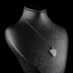 Kristal Kuvars doğal taş kolye – berrak enerjisiyle zarafeti buluşturur Şeffaf kristal kuvars kolye – ruhsal dengeyi güçlendiren doğal taş takı Işıltılı kristal kuvars kolye – sade tasarımıyla enerjiyi ve zarafeti bir araya getirir Toptan doğal taş kolye – estetik görünüm ve spiritüel enerji uyumu