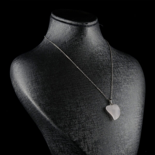 Kristal Kuvars doğal taş kolye – berrak enerjisiyle zarafeti buluşturur Şeffaf kristal kuvars kolye – ruhsal dengeyi güçlendiren doğal taş takı Işıltılı kristal kuvars kolye – sade tasarımıyla enerjiyi ve zarafeti bir araya getirir Toptan doğal taş kolye – estetik görünüm ve spiritüel enerji uyumu